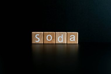 Tahta bloklar siyah arkaplana karşı 