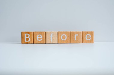 Tahta bloklar beyaz arkaplan karşısında 