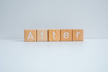 Tahta bloklar beyaz arkaplan karşısında 