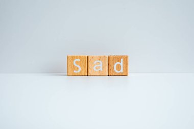 Tahta bloklar beyaz arkaplana karşı 