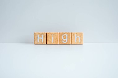 Tahta bloklar beyaz arkaplana karşı 