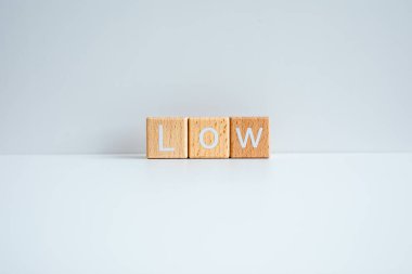 Tahta bloklar beyaz arkaplana karşı 