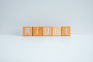 Tahta bloklar beyaz arkaplana karşı 