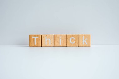 Tahta bloklar beyaz arkaplana karşı 