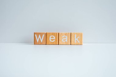 Tahta bloklar beyaz arkaplana karşı 