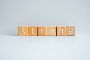 Tahta bloklar beyaz arkaplana karşı 