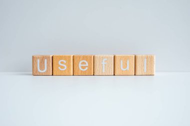 Tahta bloklar beyaz arkaplana karşı 