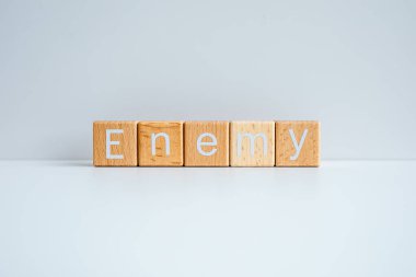 Tahta bloklar beyaz arkaplana karşı 