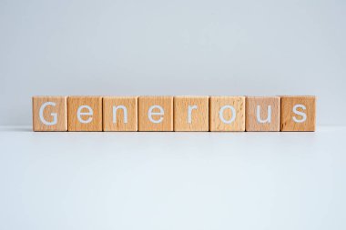 Tahta bloklar beyaz arkaplana karşı 