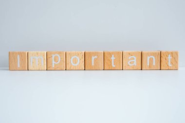 Tahta bloklar beyaz arkaplana karşı 