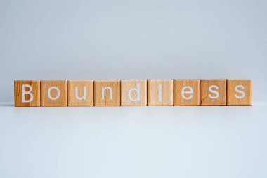 Tahta bloklar beyaz arkaplana karşı 