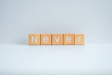 Tahta bloklar beyaz arkaplana karşı 