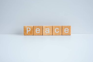 Tahta bloklar beyaz arkaplan karşısında 