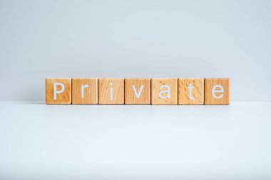 Tahta bloklar beyaz arkaplana karşı 