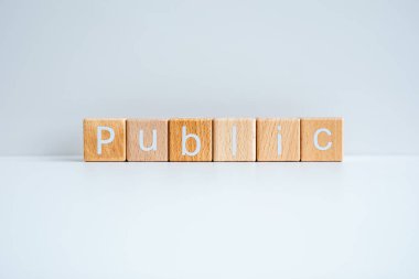 Tahta bloklar beyaz arkaplana karşı 