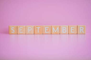 Tahta bloklar pembe arkaplana karşı 