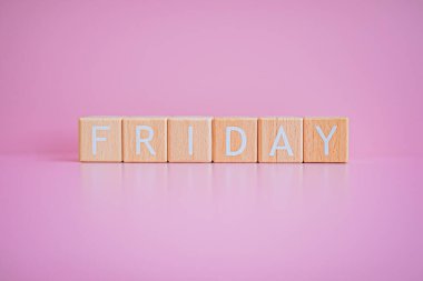 Tahta bloklar pembe arkaplana karşı 