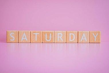 Tahta bloklar pembe arkaplana karşı 