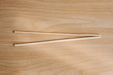 Ahşap arka planı olan 1 çift çubuk..