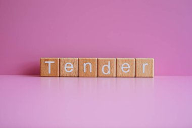 Tahta bloklar pembe arkaplana karşı 