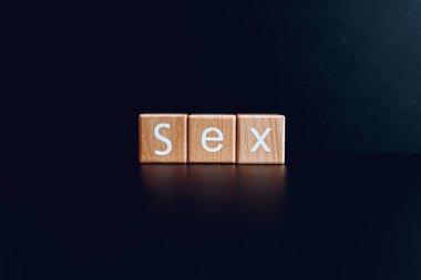 Tahta bloklar siyah arkaplana karşı 