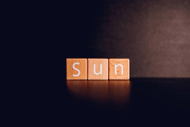 Tahta bloklar siyah arkaplana karşı 