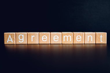 Tahta bloklar siyah arkaplana karşı 