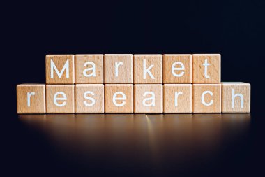 Tahta bloklar siyah arkaplana karşı 