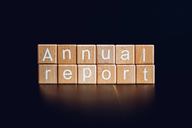 Tahta bloklar siyah arkaplana karşı 