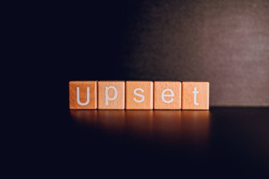 Tahta bloklar siyah arkaplana karşı 