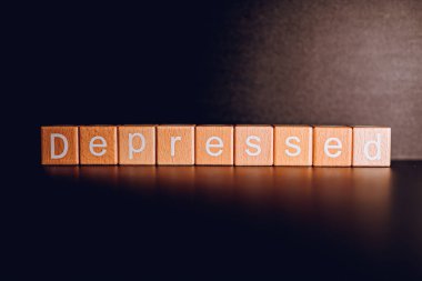 Tahta bloklar siyah arkaplana karşı 