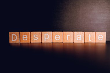 Tahta bloklar siyah arkaplana karşı 