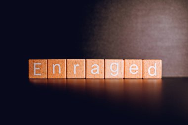 Tahta bloklar siyah arkaplana karşı 