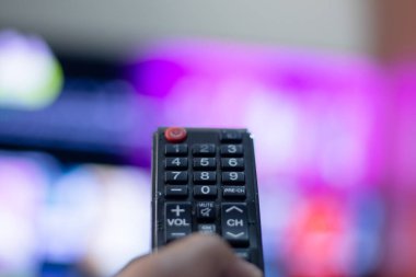 Televizyon yayını izleyin ve uzaktan kumanda, yayın platformu kullanın
