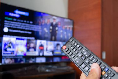 Televizyon yayını izleyin ve uzaktan kumanda, yayın platformu kullanın