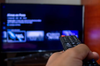 Televizyon yayını izleyin ve uzaktan kumanda, yayın platformu kullanın