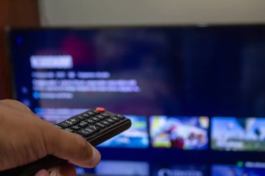 Televizyon yayını izleyin ve uzaktan kumanda, yayın platformu kullanın