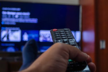 Televizyon yayını izleyin ve uzaktan kumanda, yayın platformu kullanın