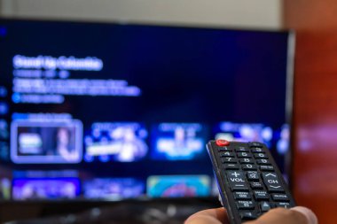 Televizyon yayını izleyin ve uzaktan kumanda, yayın platformu kullanın