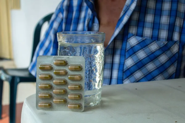 Erwachsener Mann Nimmt Medikamente Mit Einem Glas Wasser — Stockfoto