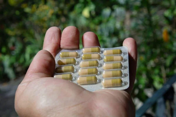 Bulanık doğal arka planda tıbbi kapsüller var. Önplana odaklan