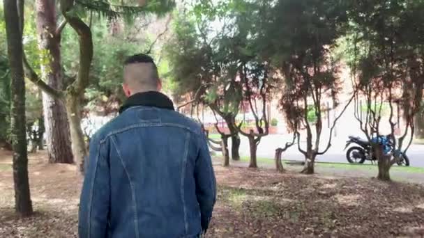 Jeune Homme Côté Courant Dans Une Forêt Parc Ville — Video