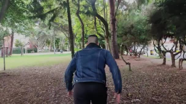 Νεαρός Άνδρας Από Πίσω Τρέχει Ένα Δάσος Ενός Πάρκου Στην — Αρχείο Βίντεο