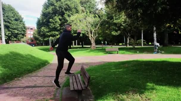 Εκπαίδευση Άνθρωπος Πηδά Μια Καρέκλα Μια Ηλιόλουστη Μέρα Ένα Πάρκο — Αρχείο Βίντεο