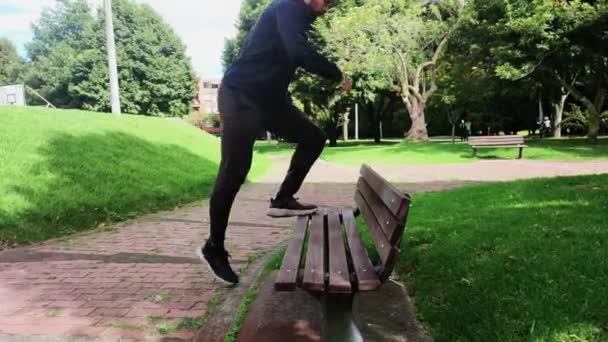 Εκπαίδευση Άνθρωπος Πηδά Μια Καρέκλα Μια Ηλιόλουστη Μέρα Ένα Πάρκο — Αρχείο Βίντεο