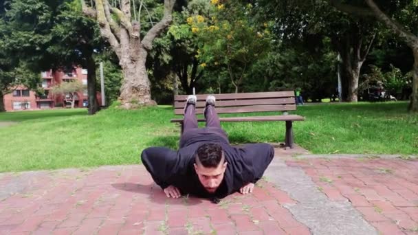 Jeune Homme Formation Push Ups Sur Une Chaise Dans Parc — Video