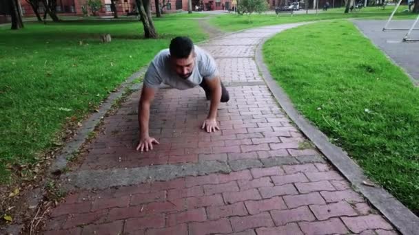 Tineri Antrenamente Făcând Exerciții Cvadruple Somn Într Parc Urban — Videoclip de stoc