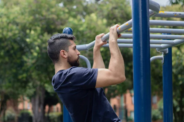Şehirdeki Bir Parkta Genç Bir Adamın Eğitimi — Stok fotoğraf