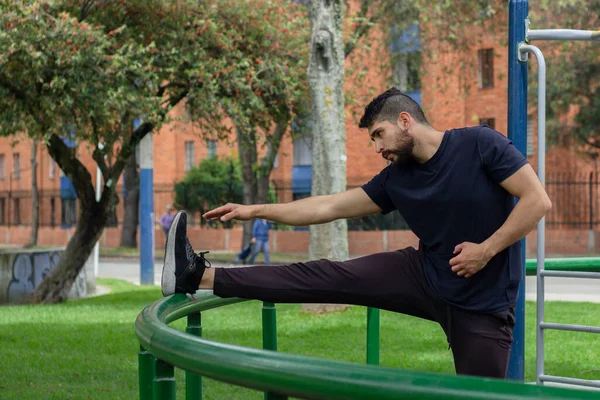 Giovane Che Stretching Nella Sua Formazione Parco Della Città — Foto Stock