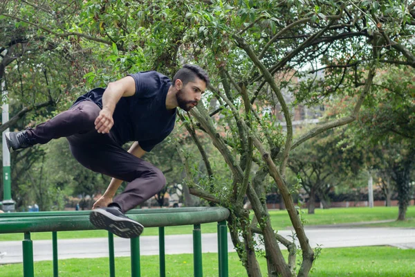 Genç Adam Şehir Parkında Antrenman Yapıyor Parkçılık Yapıyor — Stok fotoğraf